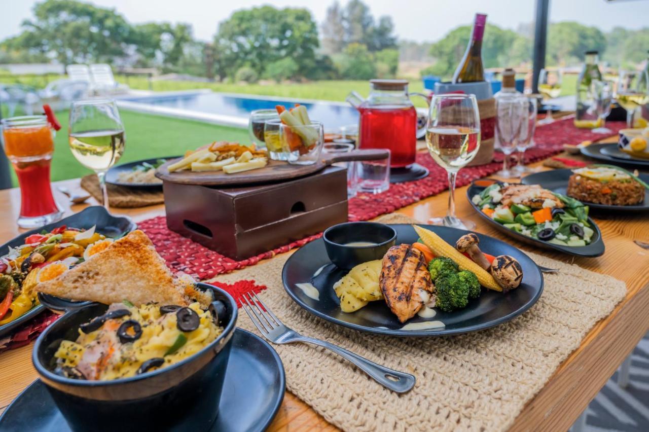 Saffronstays Onellaa, Nashik - Infinity Pool Villa Surrounded By A Vineyard Ngoại thất bức ảnh