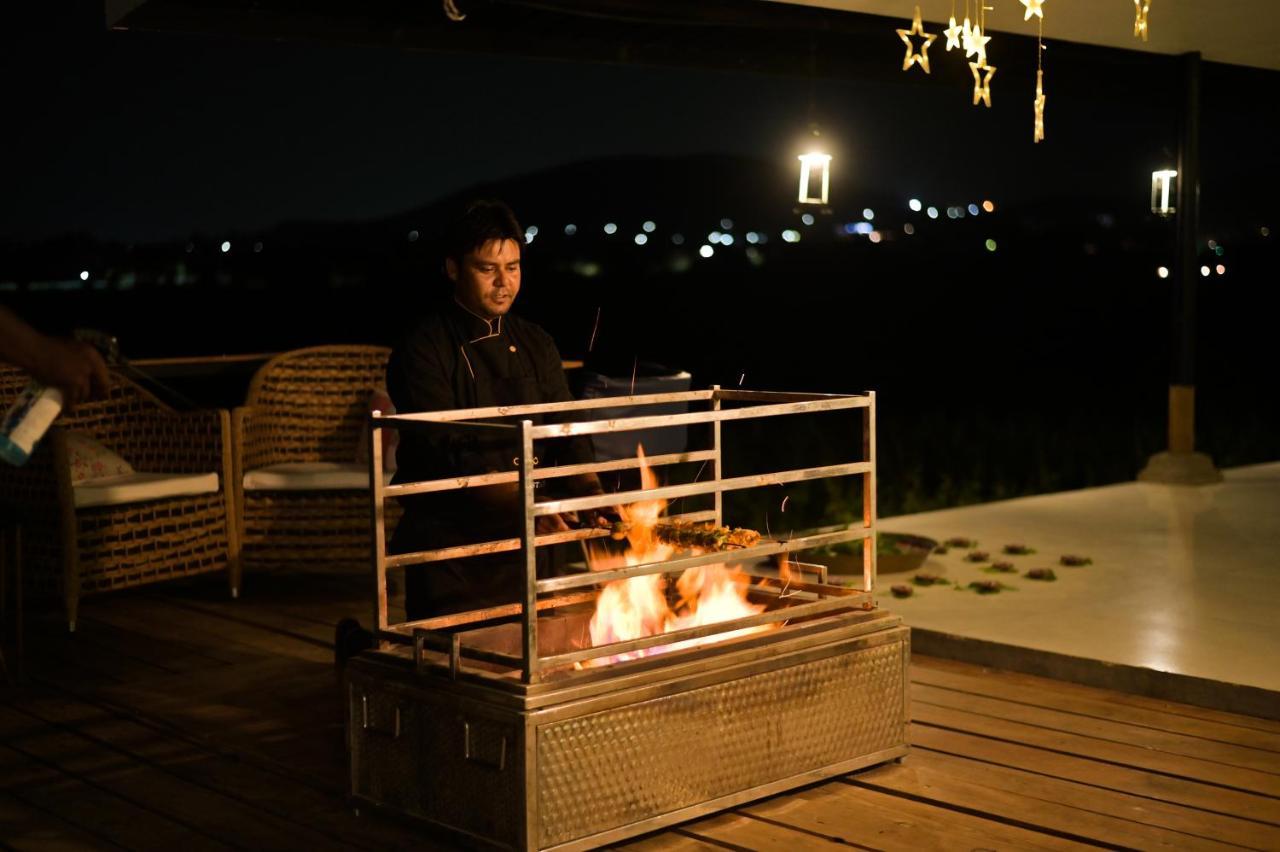 Saffronstays Onellaa, Nashik - Infinity Pool Villa Surrounded By A Vineyard Ngoại thất bức ảnh