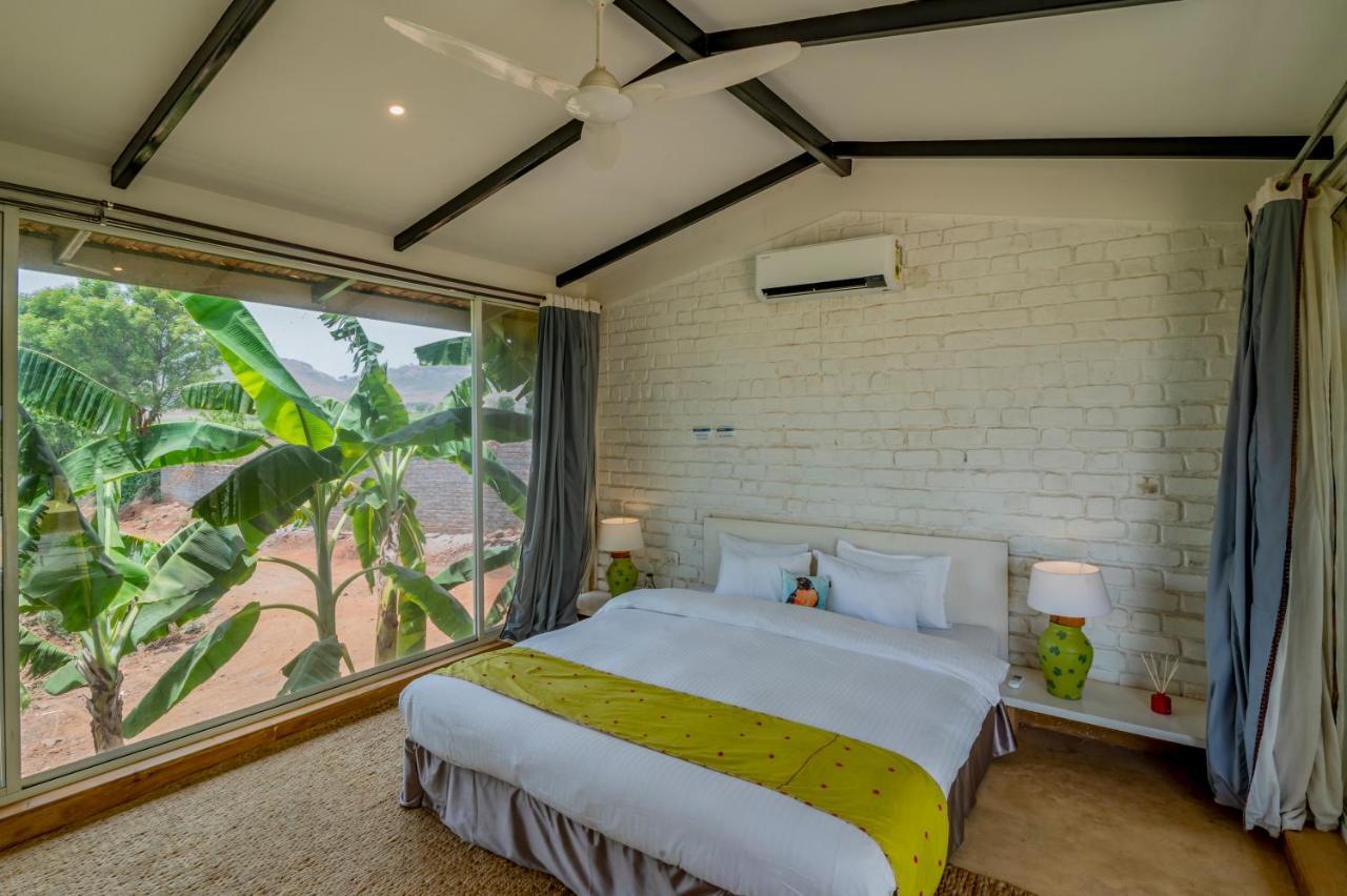 Saffronstays Onellaa, Nashik - Infinity Pool Villa Surrounded By A Vineyard Ngoại thất bức ảnh